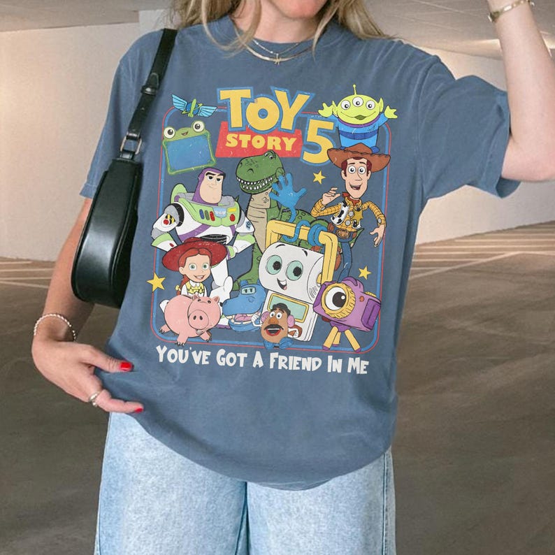 Maglietta Toy Story 5, Maglietta Disney Pixar Friends, Maglietta "You've Got A Friend In Me", Maglietta Woody Buzz Lightyear, Regalo per la famiglia a tema cartoni animati, Abbigliamento coordinato immagine 4