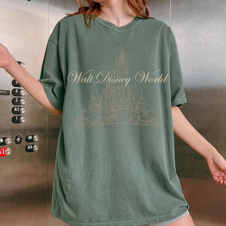 K&ouml;nnte beinhalten: Rustikales Holzschild mit dem Text "Welcome to our home" in handschriftlichem Stil. Das Schild hat eine Used-Optik und ein schlichtes, einladendes Design, ideal f&uuml;r eine Veranda oder einen Eingangsbereich.