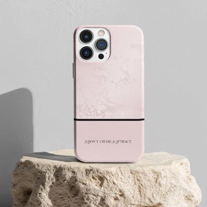 Custodia per iPhone e Samsung "I Don't Chase I Attract" / Custodia con mantra rosa cipria / Custodia estetica per telefono da donna / Regalo per lei
