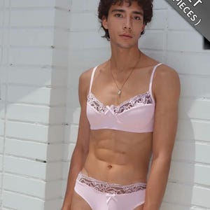 Сүйісу кезіндегі жалаңаш фотолар