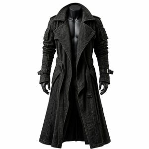 Könnte beinhalten: Ein langer schwarzer Trenchcoat mit breitem Reverskragen, Schulterklappen und langen Ärmeln mit verstellbaren Schnallenriemen an den Manschetten. Der Mantel verfügt über einen passenden Taillengürtel mit Schnalle und vertikale Nähte.