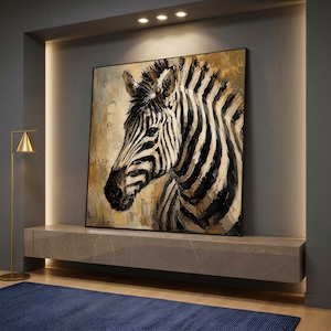 Op de afbeelding: Een vierkant wandkunstwerk met een olieverfschilderij van een zebra-kop en -hals. De zebra is weergegeven met dikke, zichtbare penseelstreken in zwart, wit en tinten bruin, tegen een gestructureerde, neutraal gekleurde achtergrond in een lijst.