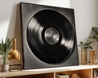 Könnte beinhalten: Ein großes, gerahmtes Kunstwerk mit einer schwarzen Schallplatte. Die Schallplatte ist in einem dunkelgrauen Rahmen zentriert, der die Rillen und die reflektierende Oberfläche des Vinyls hervorhebt. Das Kunstwerk wird auf einem hellen Holzregal präsentiert.