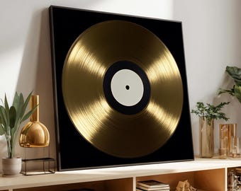 Könnte beinhalten: Gerahmte, goldfarbene Schallplatte vor schwarzem Hintergrund. Die Schallplatte hat ein weißes Mittellabel. Das Bild ist ein dekoratives Stück, geeignet für Musikliebhaber, ausgestellt auf einem Holzregal.