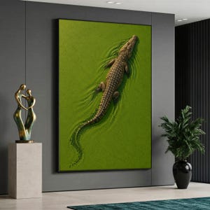 Könnte beinhalten: Ein großes rechteckiges Wandbild, das ein texturiertes braunes Krokodil zeigt, das durch leuchtend grünes Wasser schwimmt und Wellen um seinen Körper erzeugt. Das Kunstwerk ist in einem schwarzen Rahmen auf einer dunkelgrauen Wand neben einer Bronzeskulptur montiert.
