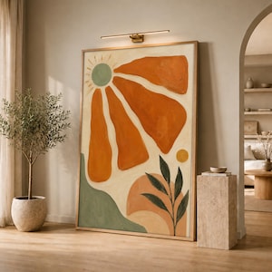 Può includere: Una grande opera d'arte murale rettangolare caratterizzata da un motivo solare astratto con pennellate spesse e materiche nei toni dell'arancione bruciato, verde salvia e crema. La composizione include un sole centrale, un cerchio giallo.