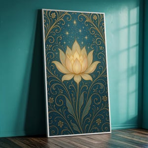 以下が含まれることがあります： ティールブルーの背景に、金色の蓮の花が描かれた額装アートプリント。デザインには、金色の装飾と星が含まれており、エレガントで天上的な美しさを演出しています。白いフレームで提示されています。