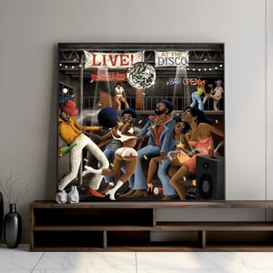 Puede incluir: Una impresión artística enmarcada que representa una animada escena de discoteca. La obra de arte presenta a personas bailando y socializando, con una bola de discoteca y las palabras "LIVE!" y "AT THE DISCO". La paleta de colores incluye tonos de azul, naranja y blanco.