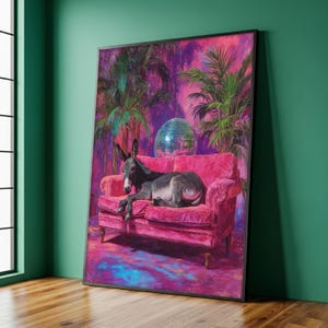 Può includere: Stampa artistica incorniciata con un asino sdraiato su un divano di velluto rosa. Lo sfondo include palme, una palla da discoteca e una vibrante tavolozza di colori di rosa, viola e verde. L'asino è grigio e nero.