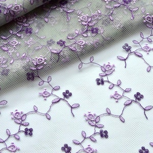 Lila, Flieder geblümter Spitzenstoff, bestickte Tüllspitze, lila und graue Spitze, Brautjungfer Kleid, lila Mantilla, lila Stoff