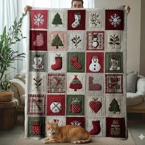 以下が含まれることがあります： パッチワークデザインのクリスマスをテーマにしたキルト。キルトには、雪の結晶、クリスマスツリー、靴下、雪だるまなどのお祝いの画像が正方形で表示されています。カラーパレットには、赤、緑、クリームが含まれています。