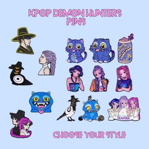 Peut inclure: Collection d'épingles KPOP Demon Hunters avec divers motifs. Les épingles présentent des personnages de dessins animés, des chats et des figures stylisées en bleu, violet, noir et blanc. Le texte sur l'image indique "KPOP DEMON HUNTERS PINS" et "CHOOSE YOUR STYLE".