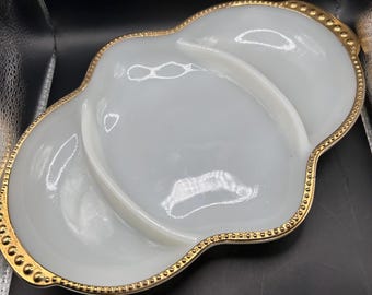 Plato dividido de cristal blanco lechoso Fire King Vintage con borde dorado, marca Anchor Hocking USA
