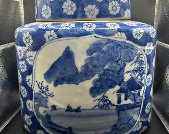 ヴィンテージの中国製青白磁壺 - 魚と蓮のモチーフ、蓋付き陶芸作品