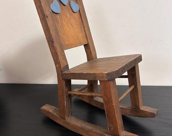 Vintage Hand gemacht Miniatur hölzernen Schaukelstuhl für Puppe oder Bär 10 Zoll groß 3 gemalten blauen Herzen Design.