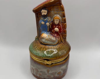 クリスマス降誕シーンの磁器製蝶番付き小物入れ　マリア、ヨセフ、イエス　金縁付き