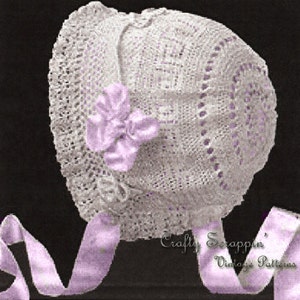 Puede incluir: Un gorro de bebé de ganchillo blanco con un lazo de satén rosa. El gorro tiene un delicado patrón de encaje y está atado con una cinta de satén rosa.