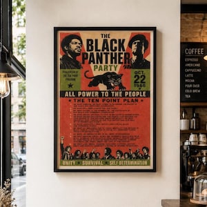 Op de afbeelding: Een rechthoekige poster met de titel The Black Panther Party, voorzien van een illustratie van een zwarte panter, portretten van twee mannen en de tekst van het Ten Point Plan. Het ontwerp gebruikt rode, beige en zwarte tinten met de slogan All Power to the People.