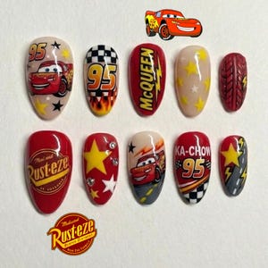 Può includere: Un cartello in legno rustico con la scritta "Welcome to our home" in lettere bianche. Il cartello presenta una finitura invecchiata e un design semplice e invitante, ideale per l'arredamento della porta d'ingresso.