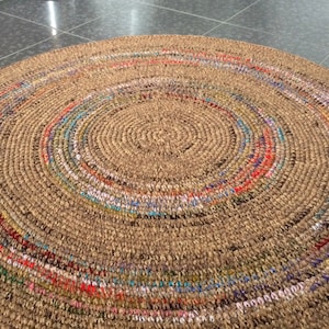 Beautiful crochet round rug, melange brown with refreshing color accents