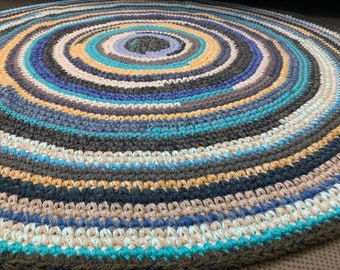 Stunning hand crocheted rug ''Maldives''. Measures 41'' in diameter.