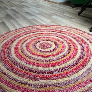 Beautiful Crochet round rug, 45'' in diameter