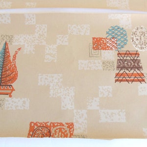 Peut inclure: Papier peint beige avec un motif g&eacute;om&eacute;trique aux accents orange, bleu et marron. Le motif comprend des th&eacute;i&egrave;res stylis&eacute;es, des cercles et des carr&eacute;s.