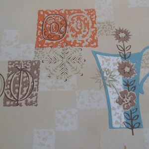 Peut inclure: Papier peint vintage avec un fond brun clair et un pichet bleu avec des fleurs brunes. Le pichet est entour&eacute; de formes g&eacute;om&eacute;triques en brun, orange et blanc.
