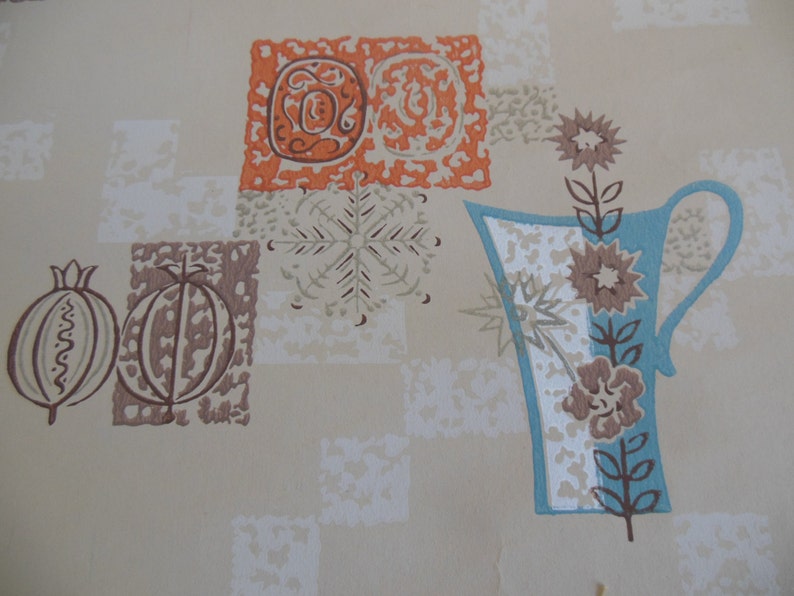 Peut inclure: Papier peint vintage avec un fond brun clair et un pichet bleu avec des fleurs brunes. Le pichet est entour&eacute; de formes g&eacute;om&eacute;triques en brun, orange et blanc.