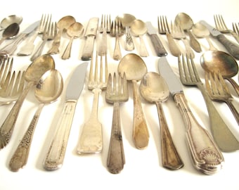 Couverts non assortis en argenterie ternie, cuillères à café en argent plaqué argent, cuillères à soupe, fourchettes de table, fourchettes à salade, couteaux, ustensiles de service