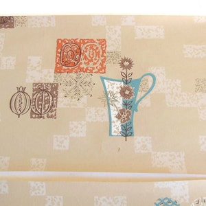 Peut inclure: Papier peint vintage avec un fond beige clair et un motif r&eacute;p&eacute;titif de formes g&eacute;om&eacute;triques bleues, brunes et orange. Le motif comprend un vase stylis&eacute; avec des fleurs, une poire et une grenade.
