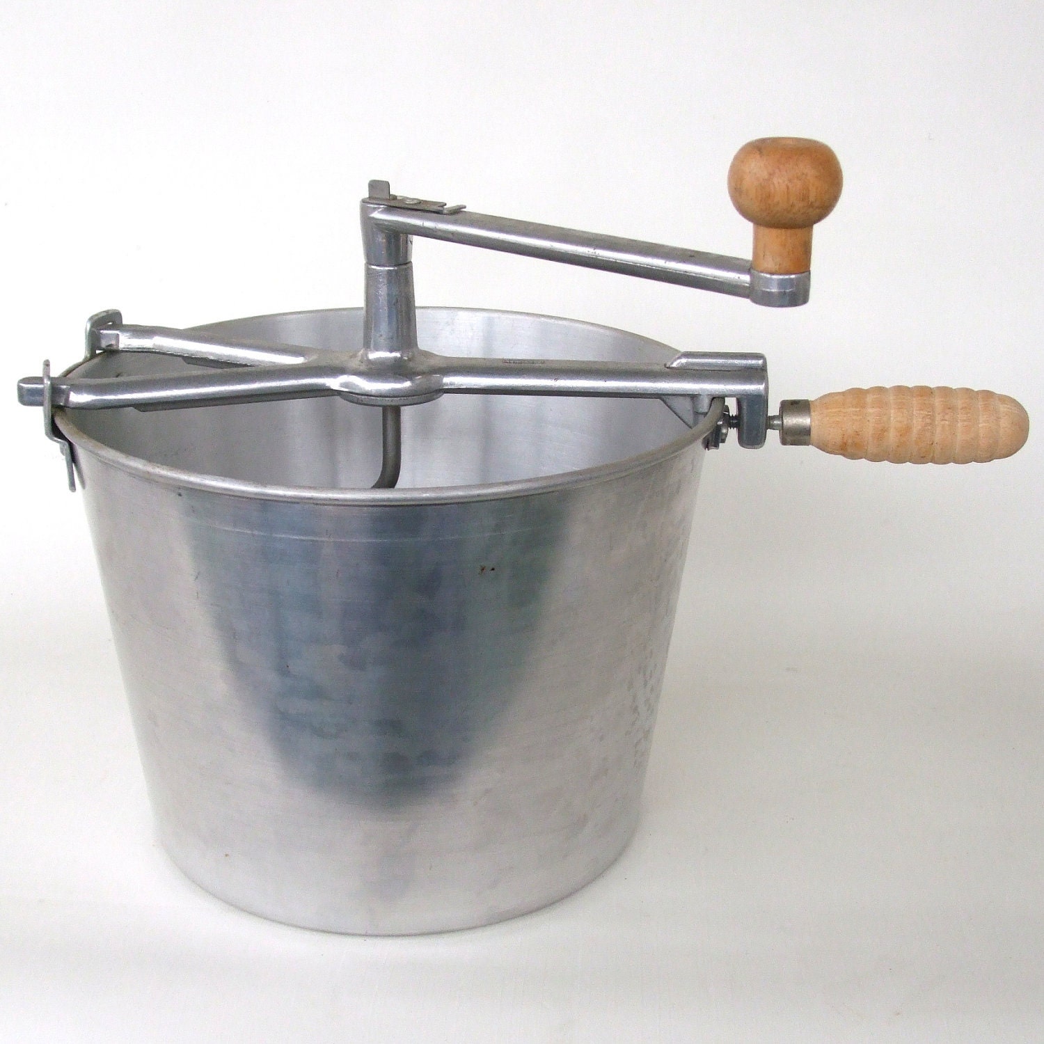 Hand-cranked dough mixer