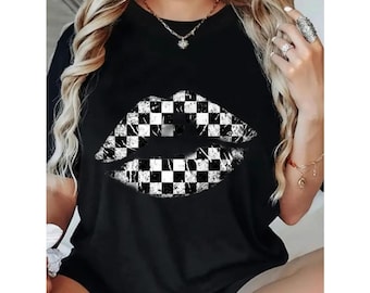 Camiseta con estampado de labios a cuadros, camiseta gráfica moderna para mujer, camiseta urbana en blanco y negro.