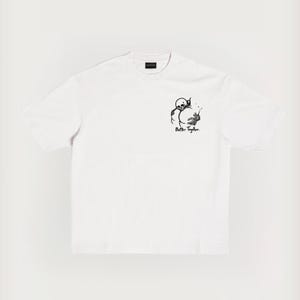 Puede incluir: Camiseta blanca con un gr&aacute;fico negro de un esqueleto abrazando una esfera, con el texto "Better Together" debajo. La camiseta tiene cuello redondo y mangas cortas. El dise&ntilde;o est&aacute; centrado en el pecho.