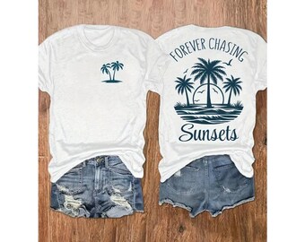 Camiseta "Forever Chasing Sunsets", camiseta para vacaciones en la playa, camiseta gráfica de verano costero.