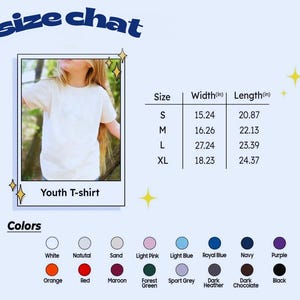 Puede incluir: Tabla de tallas para una camiseta juvenil, con medidas en pulgadas. La tabla incluye tallas S, M, L y XL, junto con una paleta de colores que incluye blanco, natural, arena, rosa claro, azul claro, azul real, marino, morado y m&aacute;s.