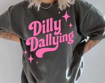 Camiseta unisex con eslogan retro rosa de Dilly Dallying / Colores cómodos