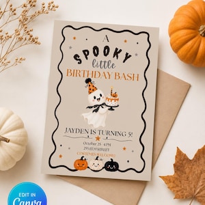 Op de afbeelding: Een rechthoekige verjaardagsuitnodiging met een golvende zwarte rand op een lichtbeige achtergrond. Het toont een cartoongeest met een feesthoedje die een taart vasthoudt, met de tekst A SPOOKY little BIRTHDAY BASH, JAYDEN IS TURNING 5!