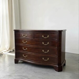 Baker Stately Homes Style Chippendale Serpentine Mahogany Bachelors Chest Dresser with Pull out tray