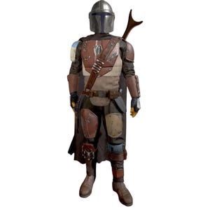 Puede incluir: Un disfraz de cuerpo completo que se asemeja al Mandaloriano de la serie Star Wars. El disfraz presenta un casco plateado, una armadura marr&oacute;n y beige, una capa oscura y un arma sobre el hombro. El atuendo est&aacute; detallado con varias texturas y colores.