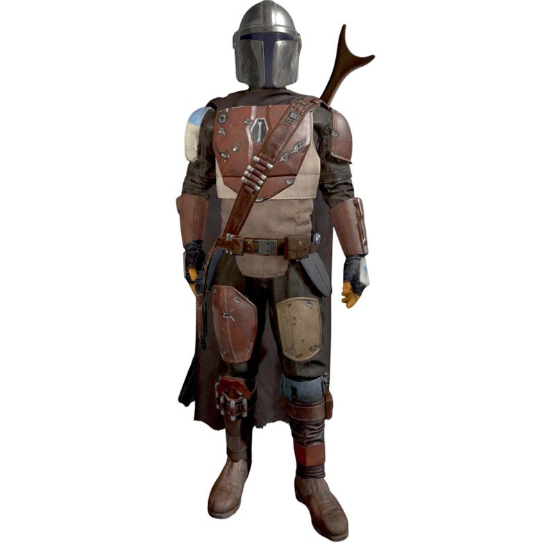 Puede incluir: Un disfraz de cuerpo completo que se asemeja al Mandaloriano de la serie Star Wars. El disfraz presenta un casco plateado, una armadura marr&oacute;n y beige, una capa oscura y un arma sobre el hombro. El atuendo est&aacute; detallado con varias texturas y colores.