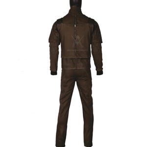 Puede incluir: Un conjunto marr&oacute;n de dos piezas con chaqueta y pantal&oacute;n. La chaqueta tiene cuello alto, cremallera frontal y costuras decorativas en hombros y mangas. El pantal&oacute;n es de corte recto. El conjunto est&aacute; hecho de un material duradero.