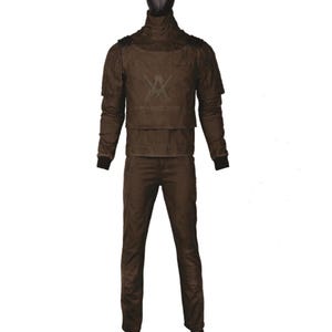 Puede incluir: Un conjunto de disfraz marr&oacute;n con una chaqueta de cuello alto con detalles en los hombros, una placa pectoral y pantalones a juego. La chaqueta tiene mangas largas con pu&ntilde;os negros. El disfraz tiene un aspecto texturizado y un logotipo en el pecho.