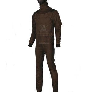 Puede incluir: Un conjunto marr&oacute;n de dos piezas con un top de cuello alto y pantalones a juego. El top tiene un dise&ntilde;o en capas con detalles en los hombros y mangas largas. Los pantalones son de corte recto. El texto "ALPHA CRAFT SHOP" es visible.