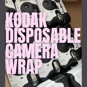 Könnte beinhalten: Eine Ansammlung von schwarzen und weißen Kodak Einwegkameras. Die Kameras haben ein weißes Etikett mit dem Text "M&D" und dem Datum "28.05.2025". Der Text "KODAK DISPOSABLE CAMERA WRAP" ist ebenfalls zu sehen.