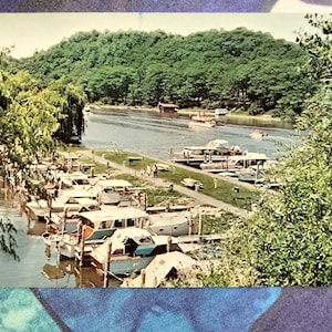 Cartão Postal Atracação de barco ao longo do rio Kalamazoo - Saugatuck, Michigan - Vintage