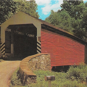 Salutations du pays néerlandais de Pennsylvanie - Wenger's Mill Bridge - Brownstown, Pennsylvanie - carte postale vintage