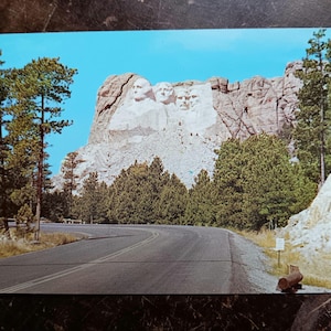 Approche du mémorial national du mont Rushmore - Black Hills, Dakota du Sud - Carte postale ancienne