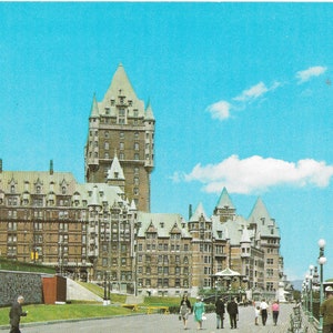 Cartão Postal Promeneurs sur la Terrasse - Dufferin Terrace - Quebec, Canadá - Vintage