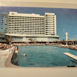 Deauville - Hôtel le plus récent, le plus grand et le plus luxueux de Miami Beach, Floride - carte postale vintage